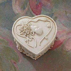 Hold Heart-Shaped Decorative Box